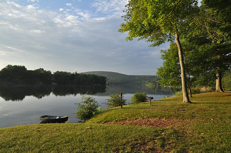 31 Best Places To Visit In Connecticut - Lake Waramaug State Park